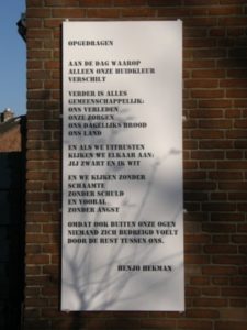 "Opgedragen" van Henjo Hekman aan de muur bij Ann Hoogendoorn